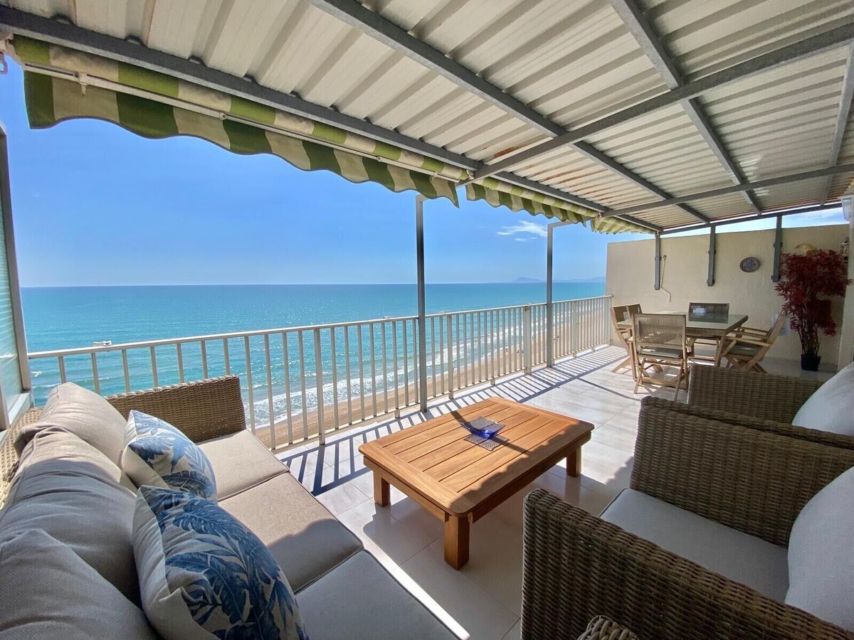 Flamingo Apartment with Sea Views, Private Terrace, and Wi-Fi